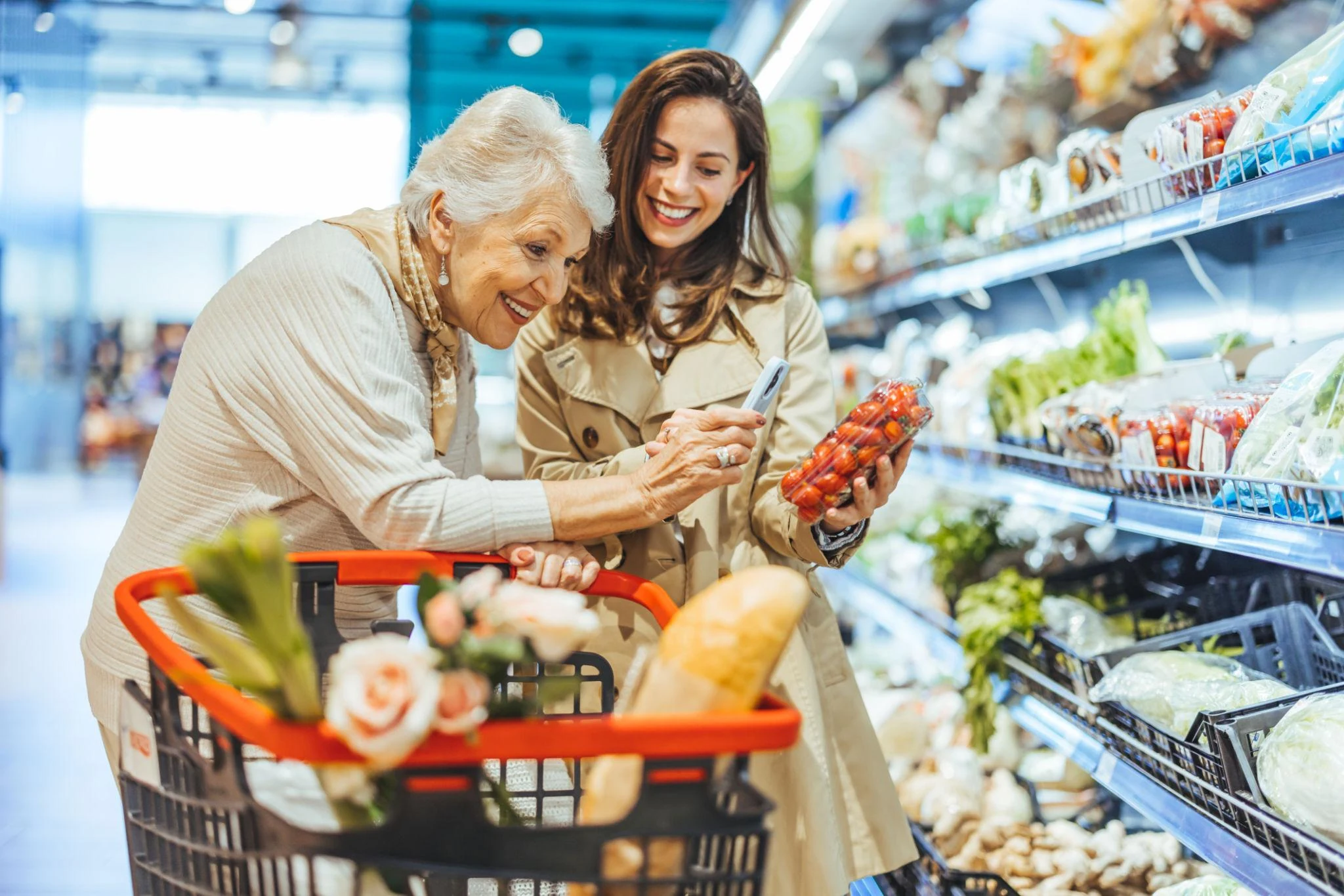 Aînée accompagnée pendant une course à l’épicerie